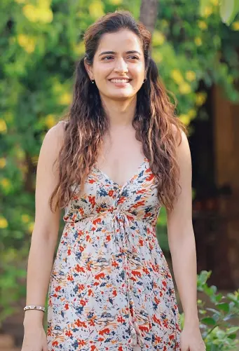 Stunning Images of 18 Saal Ki Ladki ki Photo