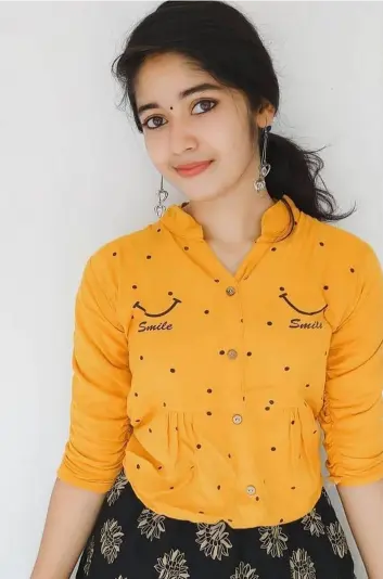 Trendy & Modern Bengali Ladki Ki Photo