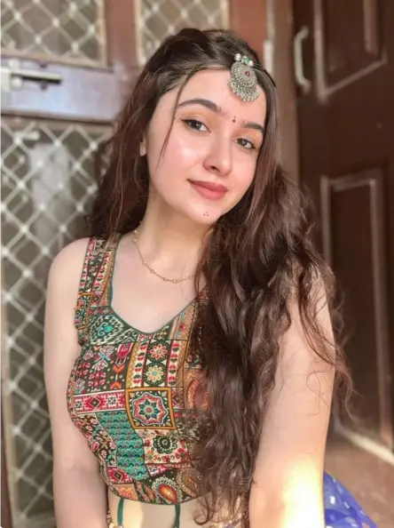 Trendy & Modern Bengali Ladki Ki Photo