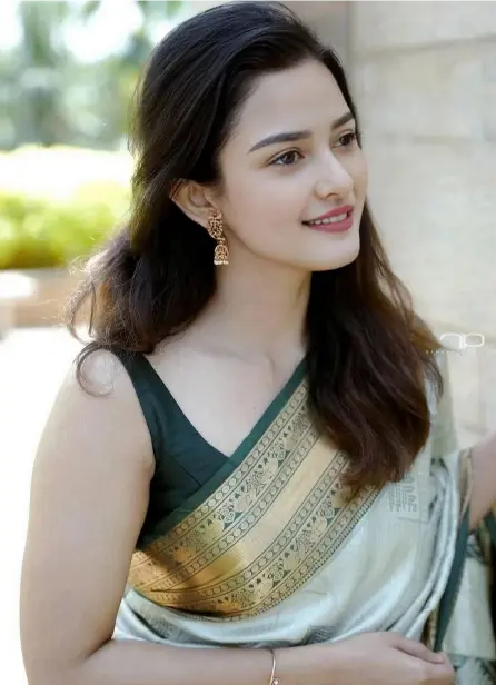 Trendy & Modern Bengali Ladki Ki Photo