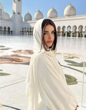 Dubai Ladki Ki Photo