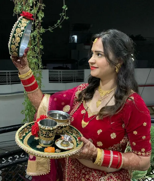 Karwa Chauth Ladki Ki Photo