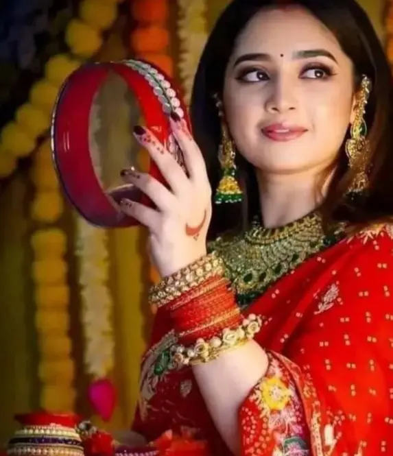 Karwa Chauth Ladki Ki Photo