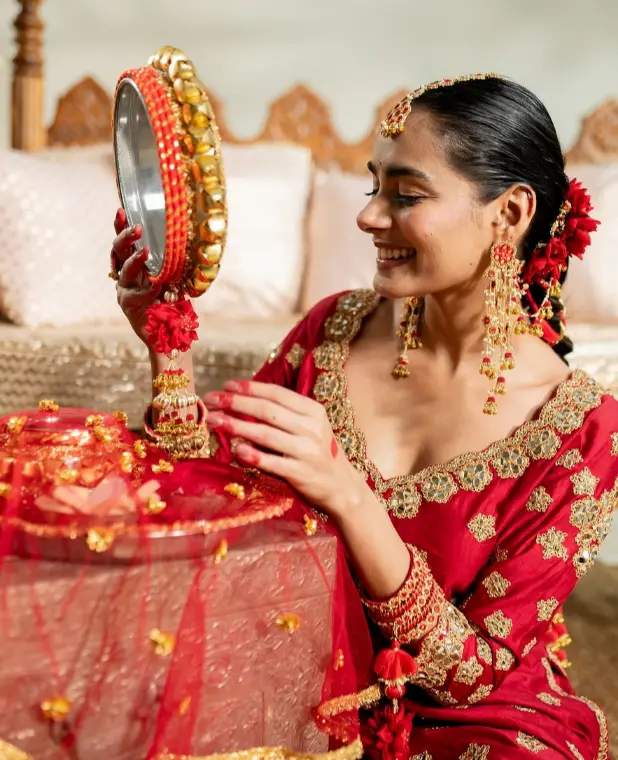 Karwa Chauth Ladki Ki Photo