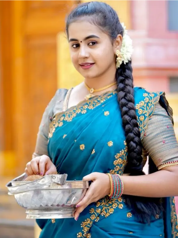 Cute Karwa Chauth Ladki Ki Photo