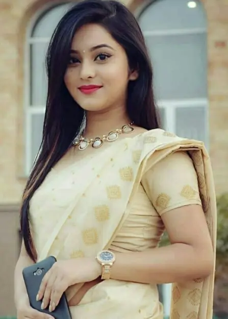 saree mein khubsurat ladkiyan