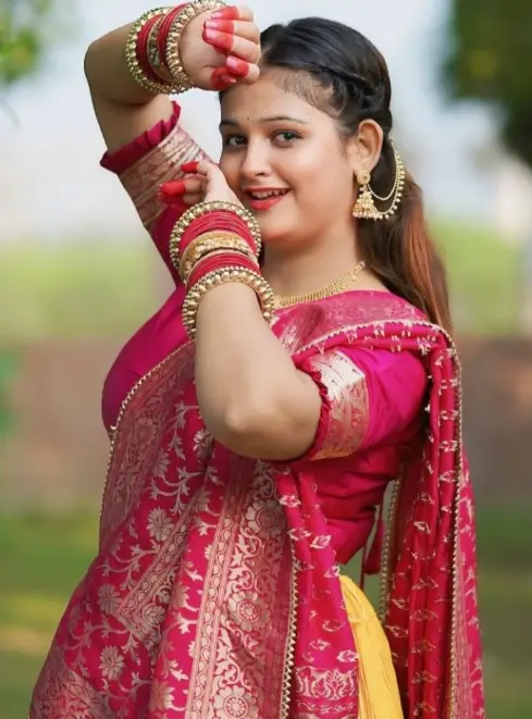 saree mein khubsurat ladkiyan