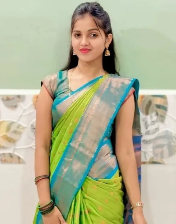 Stylish Ladki ki photos With Saree