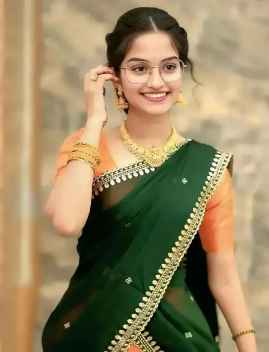 Stylish Ladki ki photos With Saree