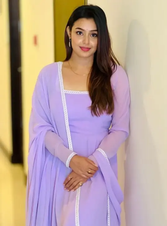 Traditional Ladki ki photos saree mein