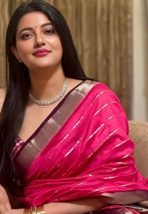 Traditional Ladki ki photos saree mein