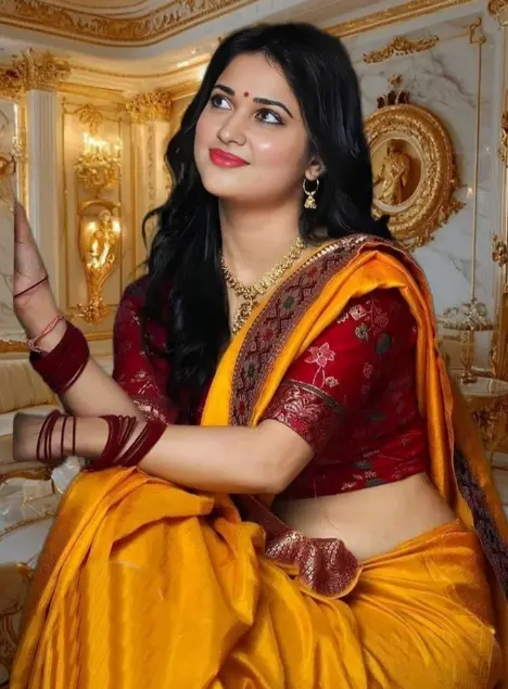 Traditional Ladki ki photos saree mein