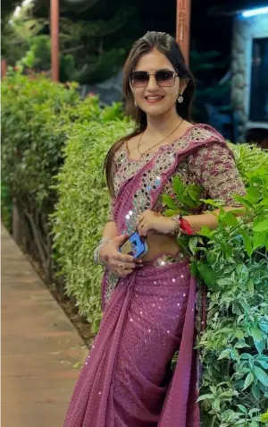 New Style Mein Ladki Ki Photo With Saree