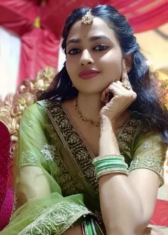 New Style Mein Ladki Ki Photo With Saree