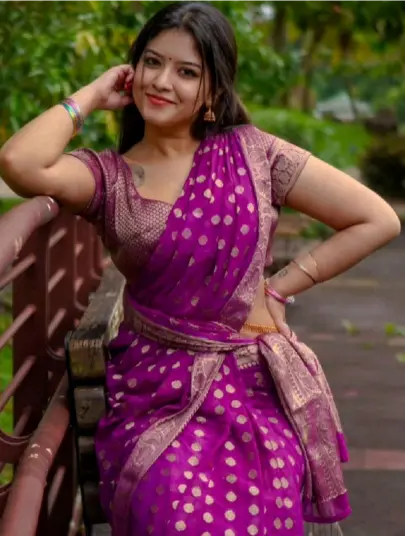 New Style Mein Ladki Ki Photo With Saree