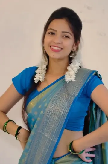 New Style Mein Ladki Ki Photo With Saree