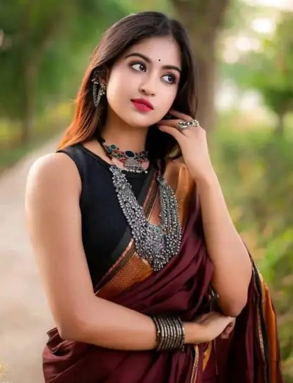 New Style Mein Ladki Ki Photo With Saree new Trend