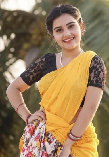 New Style Mein Ladki Ki Photo With Saree new Trend