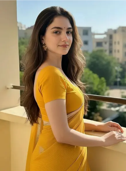 Sabse Khubsurat Ladki Saree Mein