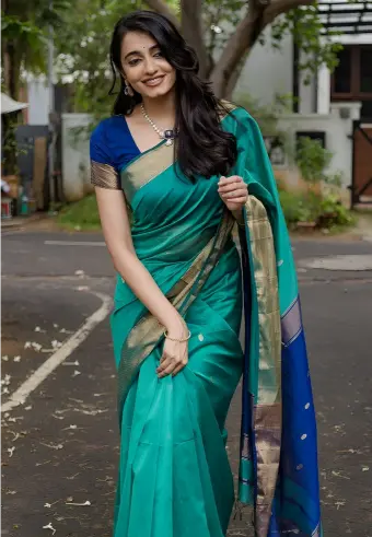 Sabse Khubsurat Ladki Saree Mein