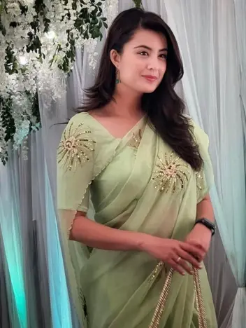 Sabse Khubsurat Ladki Saree Mein