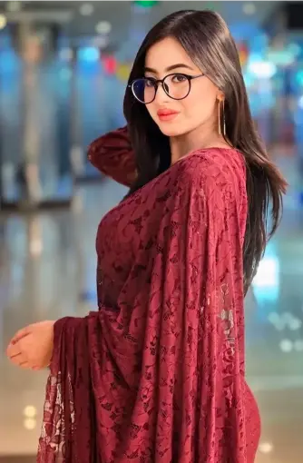 Sabse Khubsurat Ladki Saree Mein