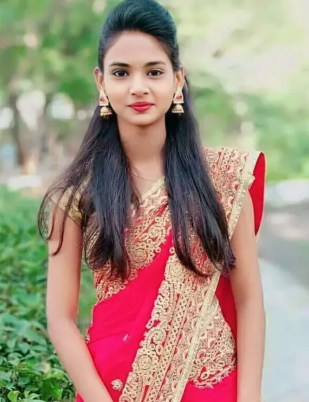 Sabse Khubsurat Ladki Saree Mein
