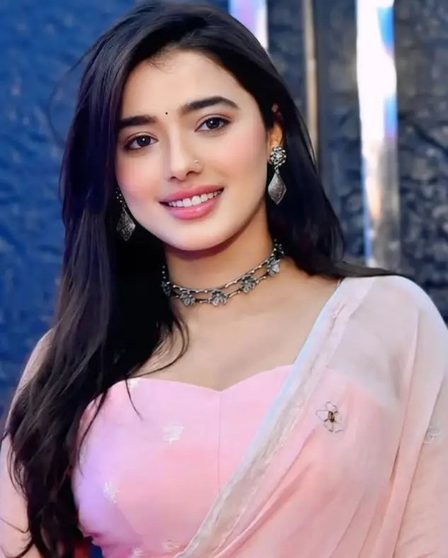 Download Smart Ladki Ka HD Photo 2025