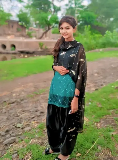 Stylish Gaon ki ladki ka picture