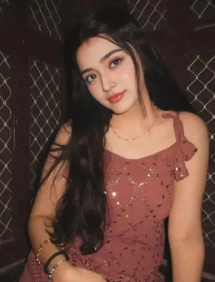 campus me photoshoot ladki ka