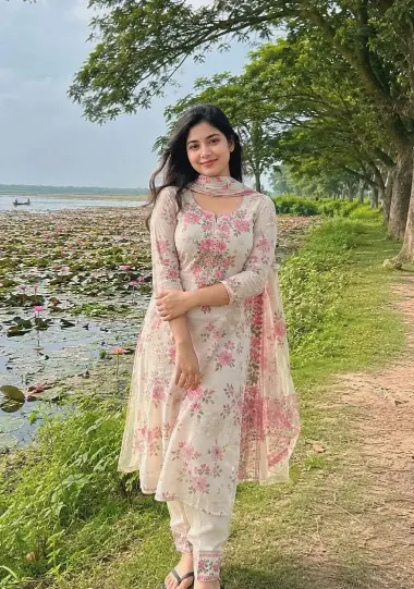 Waiting For you ladki ki photo for Instagram in river