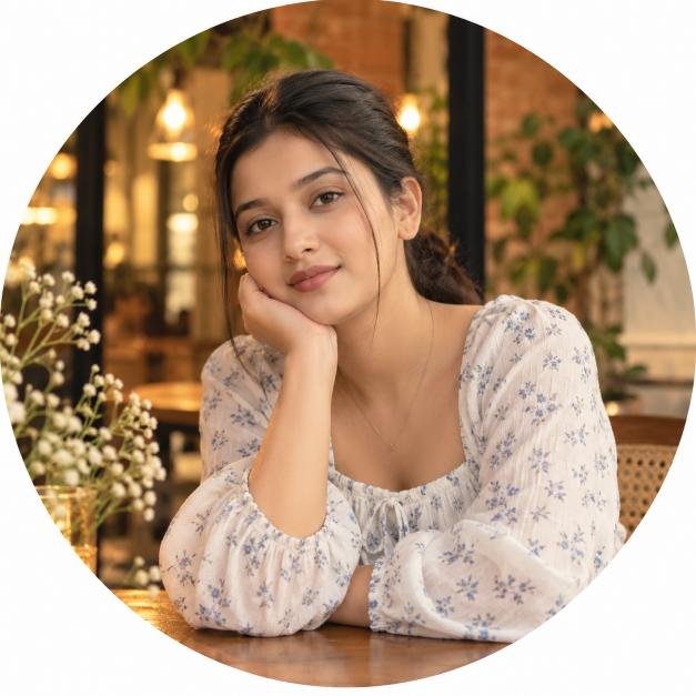khayalo mein sochti hui rounded ladki ki photo