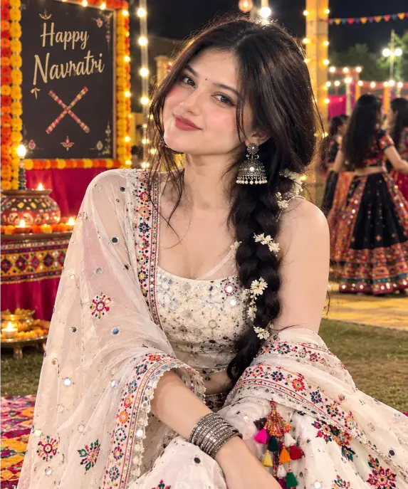 traditional dress girl photo for navratri status